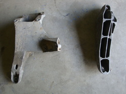 GOOD USED pair of LEFT and RIGHT side VW factory Cast Aluminum engine Mounting Brackets to fit VW Vanagon Diesel, 1981-1982. These are a must-have if you are planning to install an inline VW/Audi 4-cylinder gasoline or diesel/turbo-diesel engine into your Vanagon